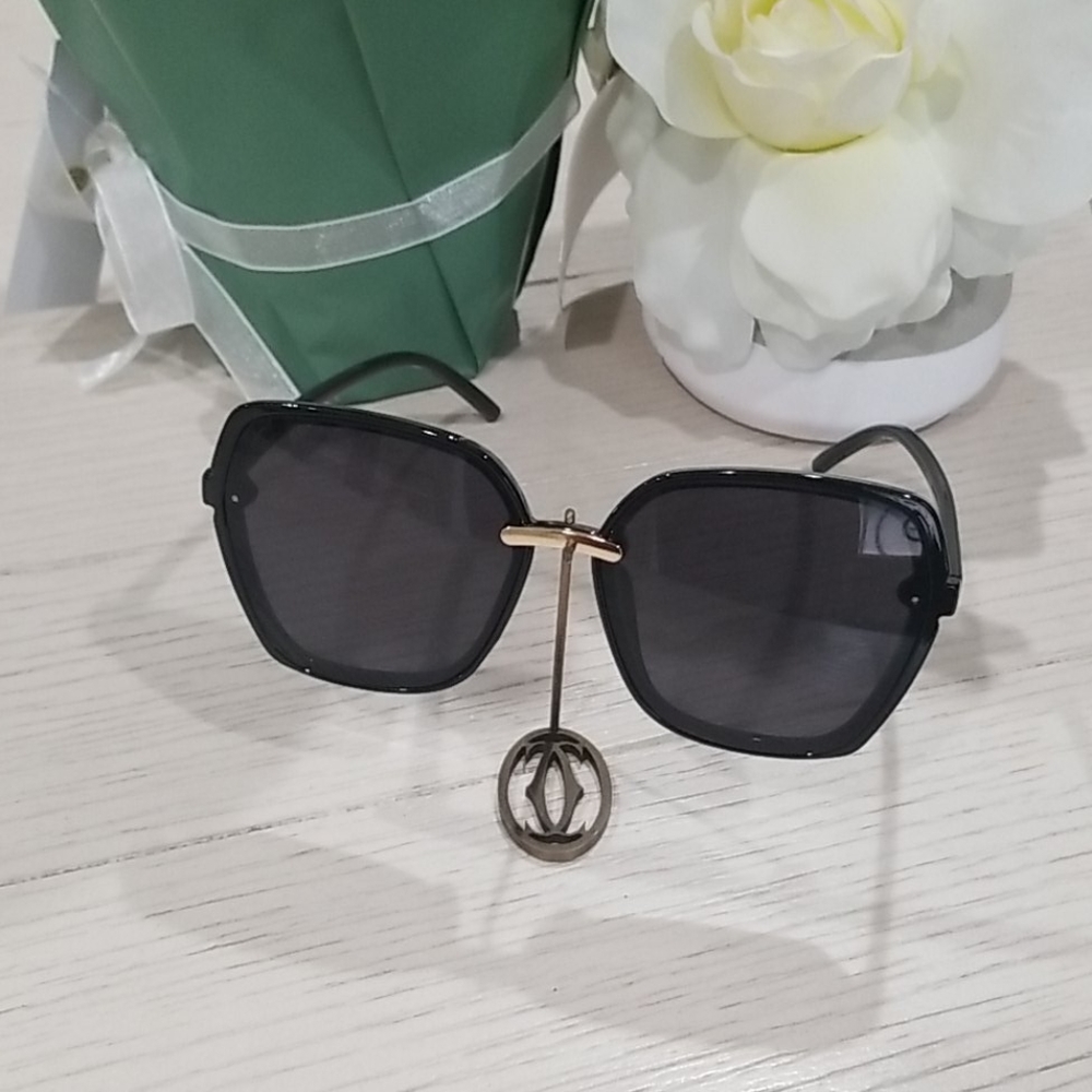 Oversized Vintage Chic Sunglasses - Picture 4 of 5